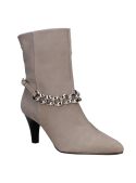 Botín taupe de cuero para mujer con toque suave similar a gamuza, presenta cadena decorativa en el empeine.