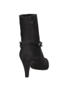 Calzado de vestir negro con cadena gruesa decorativa y correa delgada lateral, ideal para un look moderno y sofisticado.