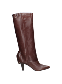 Elegante bota de cuero café para mujer, caña alta y taco delgado, perfecta para un look chic y moderno.