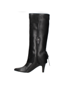 Bota negra de cuero para mujer, estilo vestir, con caña alta y diseño elegante, ideal para ocasiones formales.