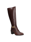 Bota de cuero café para mujer, caña alta y cadena en el tobillo, ideal para atuendos casuales y elegantes.