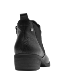 Botín de cuero negro con suela de goma robusta, proporciona buena tracción y resistencia al desgaste.