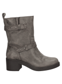 Bota gris de cuero gamuzado para mujer, diseño robusto y estilizado con taco cuadrado, ideal para un look casual.