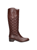 Bota casual de cuero café para mujer, caño alto y patrón distintivo, combina estilo moderno y clásico.