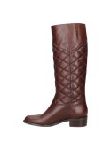 Bota de cuero café para mujer con diseño acolchado en rombos, caño alto y puntera redondeada, ideal para el frío.