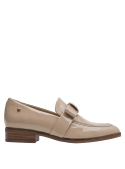 Mocasín femenino de cuero beige con adorno de lazo, combinando un toque moderno y clásico para un estilo casual.