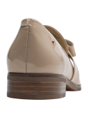 Calzado mocasín de cuero beige para mujer, con talón bajo y suela robusta, diseñado para durabilidad y elegancia.