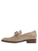 Mocasín casual de cuero beige para mujer, con puntera afilada y diseño femenino, aportando comodidad y distinción.