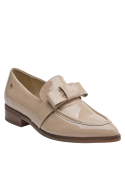 Elegante mocasín beige de cuero para mujer con lazo decorativo, ideal para un look casual sofisticado y moderno.