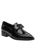 Elegante mocasín de cuero negro con talón bajo, ofreciendo soporte y estilo refinado para ocasiones casuales.