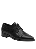 Zapato negro de cuero para mujer, estilo Oxford casual, con cordones y punta redondeada, ideal para ocasiones formales.