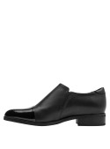 Zapato slip-on negro para mujer, de cuero charol, ideal para ocasiones profesionales por su apariencia sofisticada.
