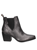 Botín de cuero estilo Chelsea plata, diseño contemporáneo con lengüeta trasera y textura llamativa.