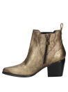 Sofisticado botín de cuero dorado estilo Chelsea para mujer, combina elegancia y comodidad con su diseño moderno.