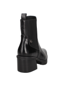 Botín Chelsea negro de cuero para mujer, con lengüeta trasera que facilita el agarre al calzarse.
