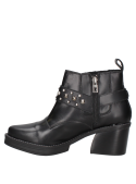 Botín negro de cuero para mujer con aplicaciones metálicas y hebilla decorativa, estilo urbano roquero.