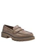 Mocasín casual de cuero taupe para mujer, detalle artesanal en costuras y lengüeta trenzada, ideal para uso diario.