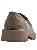 Mocasín de cuero taupe para mujer, suela gruesa dentada, diseño robusto y moderno para confort diario.