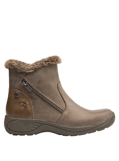 Botín de cuero café para mujer, diseño robusto con lengüeta alta que cubre el tobillo, ideal para invierno.