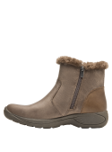 Botín de cuero café con forro de felpa en el borde superior, añade calidez y comodidad en climas fríos.