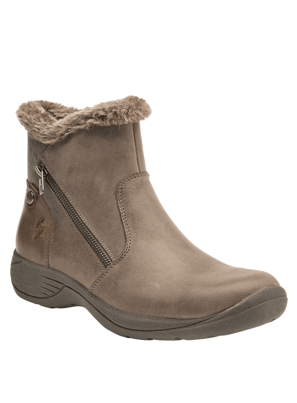 Botín de cuero café para mujer, diseño robusto con lengüeta alta que cubre el tobillo, ideal para invierno.