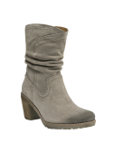 Bota casual de cuero taupe para mujer, destacada por su textura suave tipo gamuza y detalle de costura decorativa.