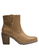 Botín de cuero camel para mujer, diseño urbano y sofisticado, ideal para estilo casual con tachas metálicas.