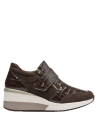 Zapatilla café de cuero suave, estilo charol, adecuada para actividades urbanas con confort prolongado.