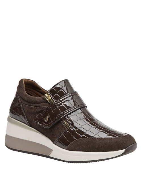 Zapatilla de charol café, cuero 100%, diseño femenino con cuña, perfecta para comodidad diaria.