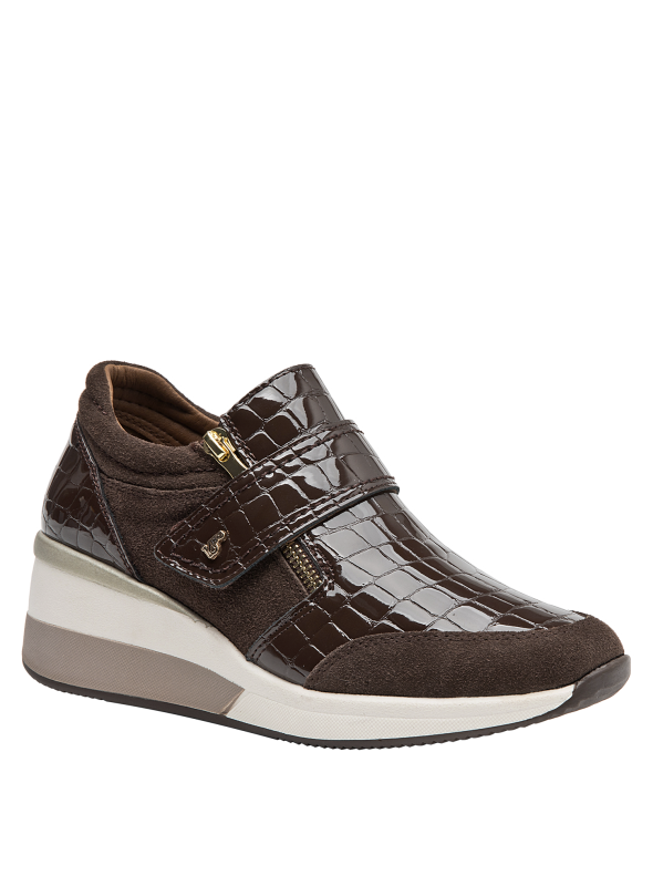 Zapatilla de charol café, cuero 100%, diseño femenino con cuña, perfecta para comodidad diaria.