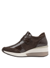 Zapatilla de cuero café con taco cuña de 5 cm, estilo charol, cómoda y ligera para uso diario.