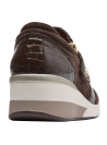 Zapatilla café de charol para mujer, diseño moderno en cuero, ideal para actividades urbanas diarias.