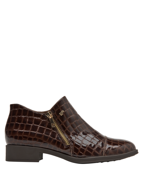 Zapato de cuero café con textura reptil, charol femenino, cremallera lateral, versatilidad para atuendos urbanos.