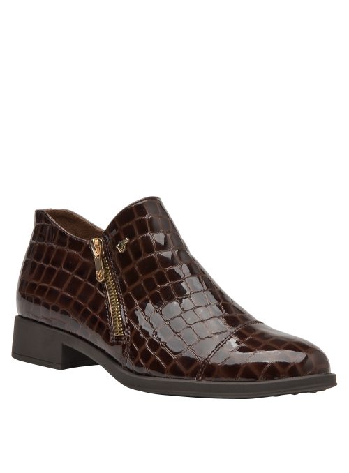 Zapato de cuero café con textura reptil, charol femenino, cremallera lateral, versatilidad para atuendos urbanos.