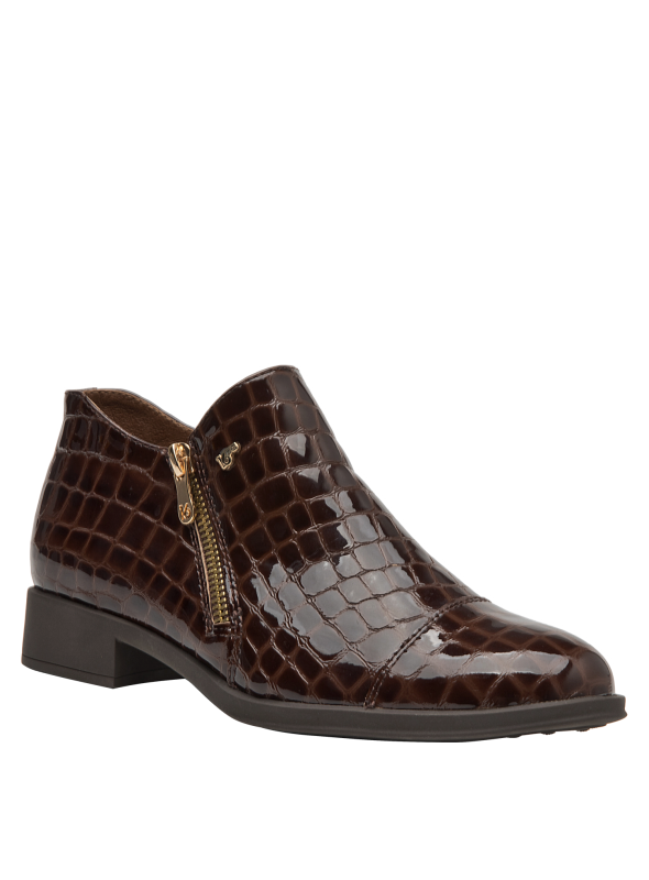 Zapato de cuero café con textura reptil, charol femenino, cremallera lateral, versatilidad para atuendos urbanos.