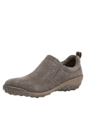 Zapatilla slip-on de cuero taupe, diseño contemporáneo y funcional, adecuada para paseos y actividades cotidianas.