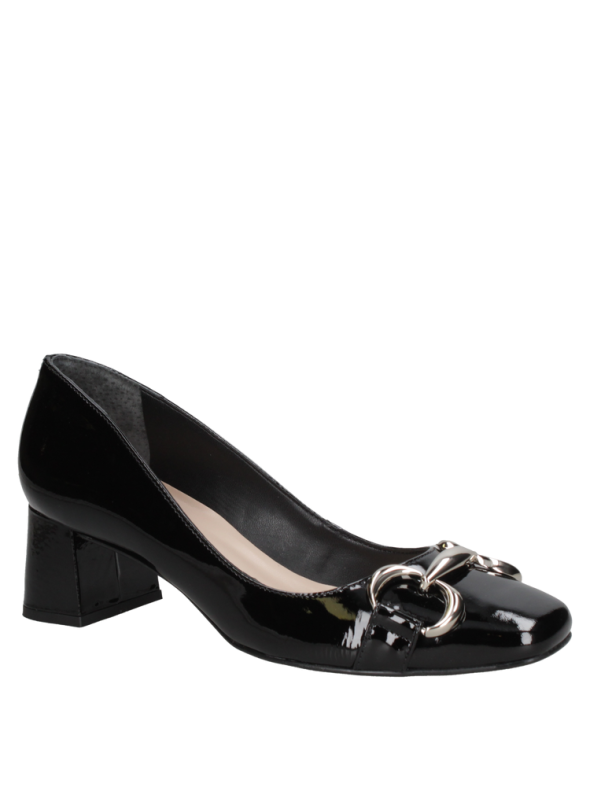 Mocasín negro de charol para mujer, elegante y cómodo, con tacón medio y punta levemente redondeada.