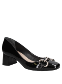 Mocasín negro de charol para mujer, elegante y cómodo, con tacón medio y punta levemente redondeada.