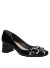 Mocasín negro de charol para mujer, elegante y cómodo, con tacón medio y punta levemente redondeada.