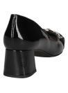 Calzado de charol negro para mujer, ideal para ocasiones formales, con tacón cuadrado y diseño atemporal.