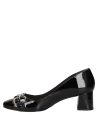 Mocasín de cuero negro para mujer, diseño sofisticado con punta redondeada y detalle de hebilla doble.