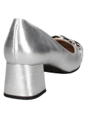Zapato de charol plata para mujer, diseño sofisticado con detalle de hebilla doble y punta redondeada.