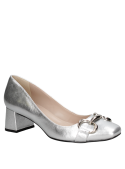 Zapato de charol plata para mujer, diseño mocasín con tacón cuadrado medio, detalle de hebilla doble en el empeine.
