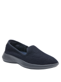 Calzado slip-on azul para mujer, estilo urbano, diseño minimalista y suela que mejora la estabilidad.