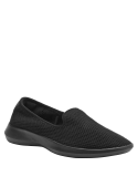 calzado casual negro de mujer, slip-on con suela de goma, perfecto para un estilo relajado y urbano en Chile.