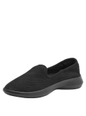 zapatilla negra casual de mujer con diseño slip-on y suela de goma que ofrece buen agarre y comodidad al caminar.