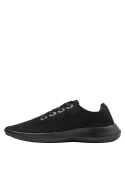 Zapatilla negra casual masculina con diseño minimalista, ideal para un look relajado y actividades cotidianas.