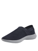 calzado slip-on azul para hombre, combina un diseño urbano con una suela liviana y flexible para mayor confort diario.