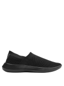 Zapatilla negra para hombre, estilo slip-on urbano, material transpirable que asegura frescura y estilo en movimiento.