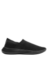 Zapatilla negra para hombre, estilo slip-on urbano, material transpirable que asegura frescura y estilo en movimiento.